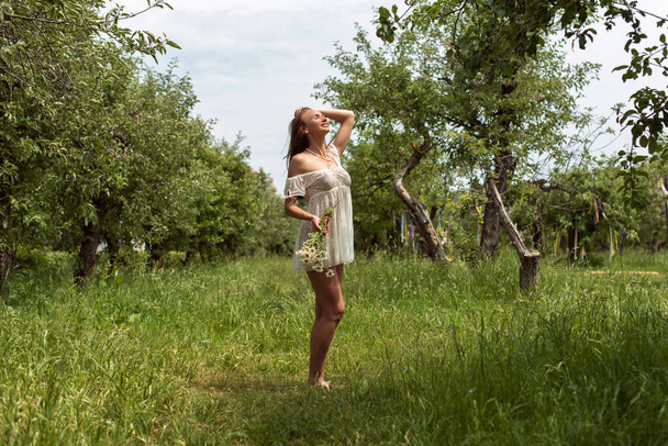 Kävele naisen kanssa omenatarhassa - Valokuva, kuva