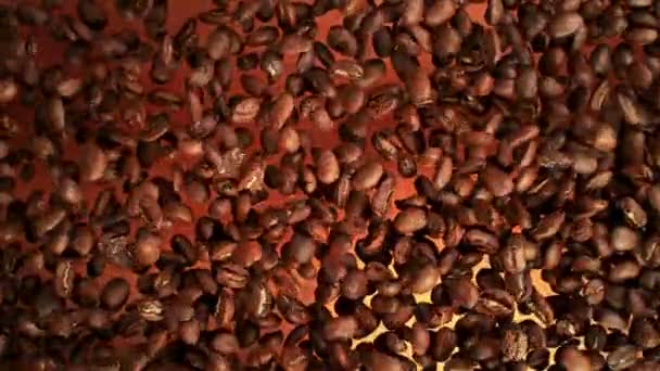 Super Slow Motion Shot of Falling Premium Coffee Beans a 1000fps. Filmado con cámara de cine de alta velocidad en 4k. - Metraje, vídeo