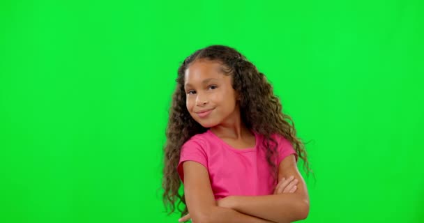 Happy, gezicht en kind in een studio met groen scherm poserend in een casual, trendy en stijlvolle kinderoutfit. Geluk, glimlach en portret van meisje model met gekruiste armen geïsoleerd door chromakey achtergrond - Video