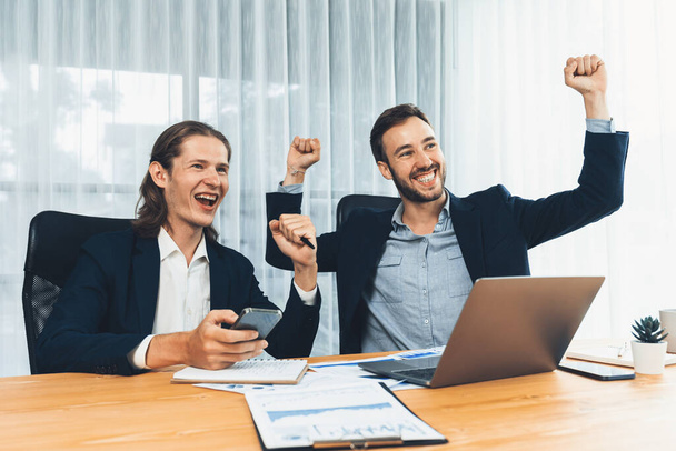 İş adamları başarıyı sevinçli ifadelerle kutluyor, verileri analiz ettikten veya hedefe ulaştıktan sonra ofiste kutlama jestleri yapıyor. Takım çalışması ve planlama başarılı sonuçlar doğurur. Varlık - Fotoğraf, Görsel