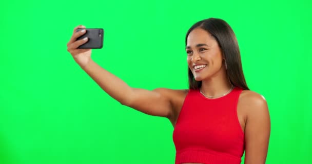 Vrouw, groen scherm en selfie met glimlach, schoonheid en mockup ruimte voor post op sociaal netwerk. Influencer meisje, model of jonge student met fotografie, profielfoto en blij voor promo met app. - Video