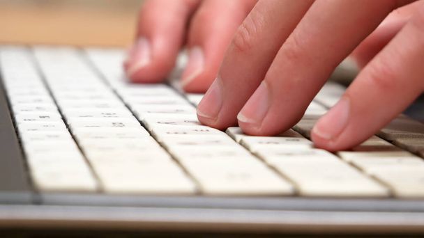 手、指の高速白いラップトップのキーボード、サイドビュー、コンピュータキー極端なクローズアップ、浅いのdofを入力します。ネットブック、チャット、メッセージの作成、オンラインメッセージの概念の作成に従事する男 - 写真・画像