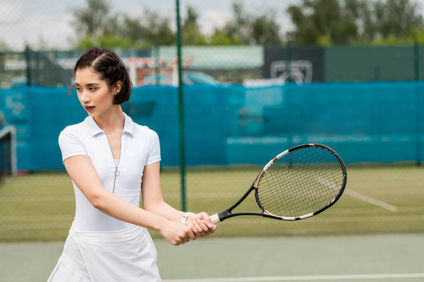motivación y deporte, retrato de mujer sosteniendo raqueta de tenis, de derecha, atlética jugadora - Foto, Imagen