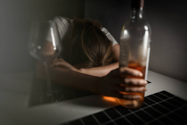 Femme souffrant de dépression et de consommation d'alcool. - Photo, image