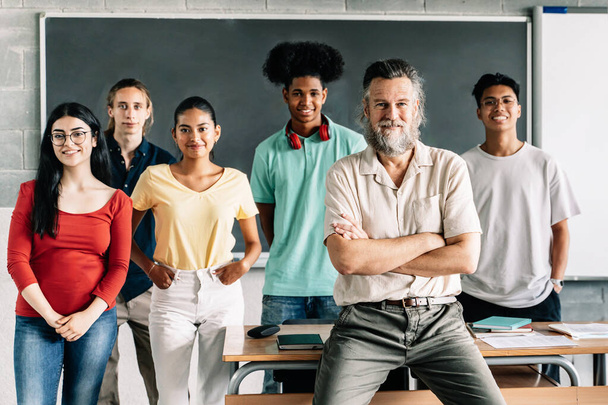 Portretgroep van tienerstudenten en -leraar aan het High School College - Multiraciale diversiteit in het onderwijs  - Foto, afbeelding