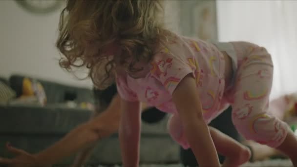 Küçük kız evde annesiyle yoga pozisyonu alıyor. Yüksek kalite 4k görüntü - Video, Çekim