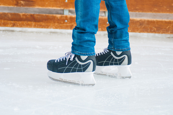 Feet in ice skating rink - Foto, afbeelding