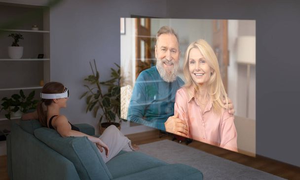 З'єднано з віртуальною реальністю. Молода жінка в гарнітурі VR, дивлячись на екран зі своїми старшими батьками, спілкуючись дистанційно онлайн сидячи в сучасній вітальні вдома, колаж - Фото, зображення