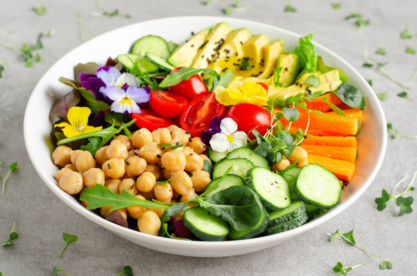 Чаша веганского Будды с горохом, авокадо и свежими овощами, здоровое питание, вкусная вегетарианская еда - Фото, изображение