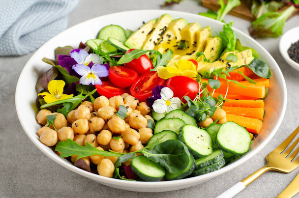 Веганська миска Будди з нутом, авокадо та свіжими овочами, здорове харчування, смачна вегетаріанська страва - Фото, зображення