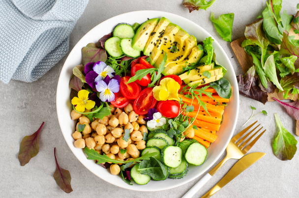 Чаша веганского Будды с горохом, авокадо и свежими овощами, здоровое питание, вкусная вегетарианская еда - Фото, изображение