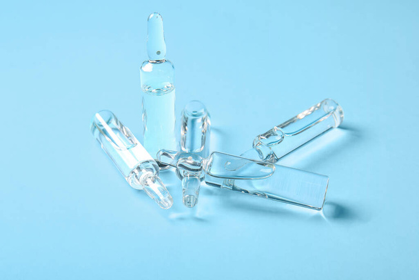 medyczne ampułki na niebieskim tle - Zdjęcie, obraz