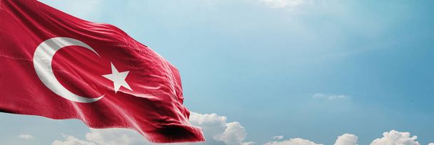 Turkki lippu taivas sininen ja auringonvalo, vaaka panoraama banneri. - Valokuva, kuva