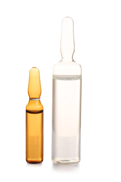 Ampollas médicas de vidrio sobre fondo blanco - Foto, imagen