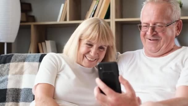 Oudere paar nemen selfie met telefoon.Gelukkig en glimlachende man en vrouw streaming video, chatten of video bellen. - Video