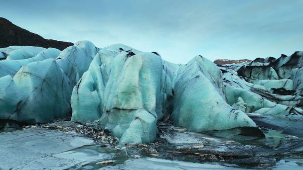Drone de la calotte glaciaire vatnajokull flottant sur le lac nordique, formant un beau paysage arctique. Paysage islandais avec un immense mapp glaciaire et une lagune avec des icebergs givrés. Mouvement lent. - Photo, image