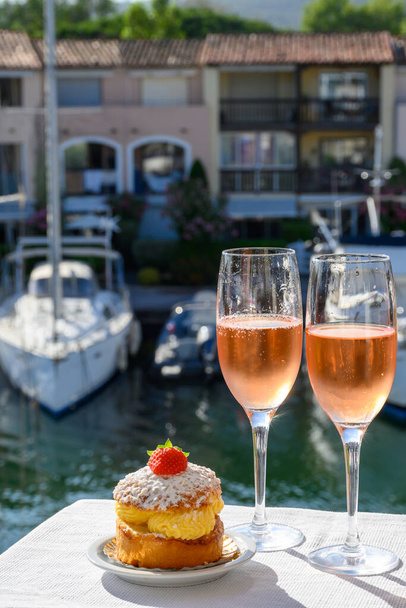 Fiesta de verano, beber vino espumoso de champán rosa brut francés en copas en el puerto deportivo de Port Grimaud cerca de Saint-Tropez, vacaciones Riviera francesa, Var, Francia - Foto, Imagen
