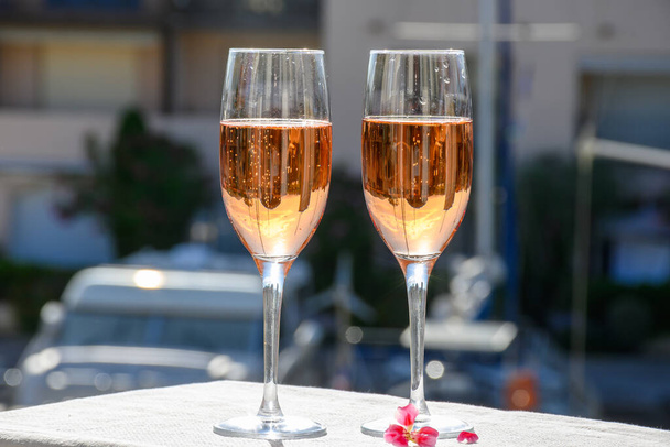 Festa de verão, beber de vinho espumante francês brut rose em copos no porto de iate de Port Grimaud, perto de Saint-Tropez, férias na Riviera Francesa, Var, França - Foto, Imagem