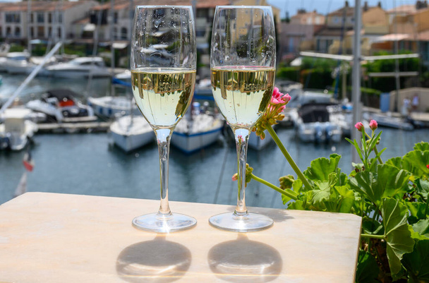 Beber vino espumoso de champán francés brut en copas, fiesta club en el puerto deportivo de Port Grimaud cerca de Saint-Tropez, vacaciones Riviera Francesa, Var, Francia - Foto, Imagen