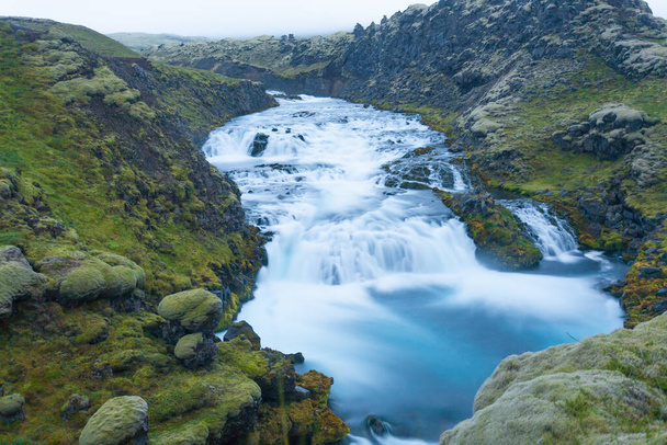 Silfurfoss は、夏シーズン ビュー、アイスランドに落ちる。アイスランドの風景. - 写真・画像