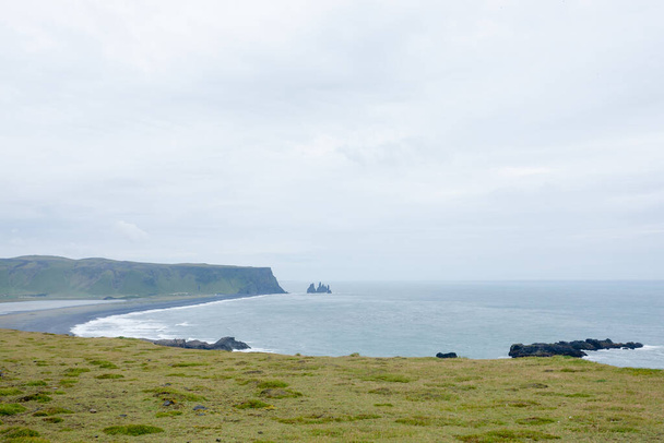 Reynisfjara vista para a praia de lava, sul da Islândia paisagem. Vik praia preta - Foto, Imagem