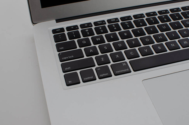 Laptop tuşlarına ve klavyeye inanılmaz yakın çekim, zarafetini ve işlevselliğini yakalıyor.. - Fotoğraf, Görsel