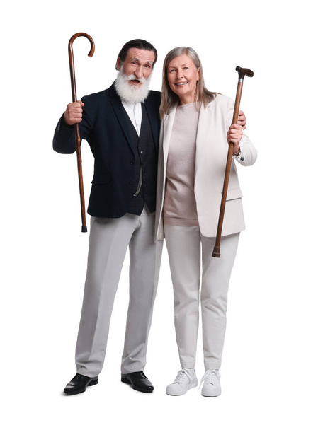 白い背景に杖を持つシニア男性と女性 - 写真・画像