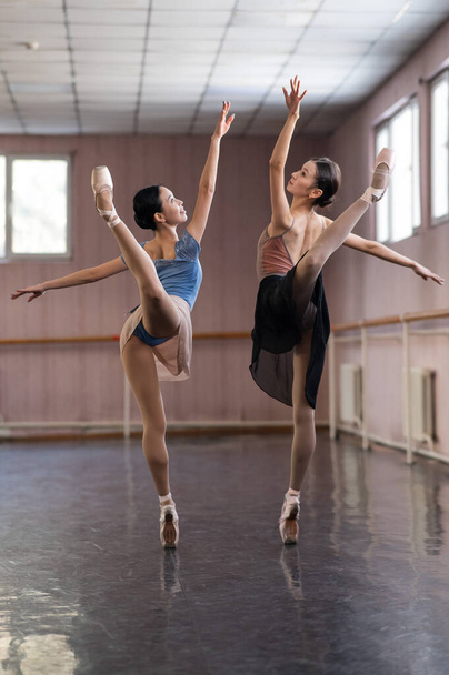 Two Asian ballerinas are dancing in the class - Foto, afbeelding