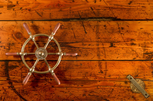 Ship's Wheel on Hatch Cover Table - Foto, Bild