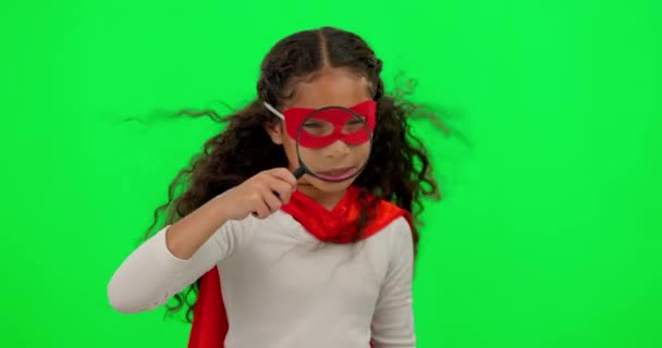 Zoek, groen scherm en meisje kind in de studio met een superheld kostuum voor Halloween of een missie. Vergrootglas, speels en jong kind model op een onderzoek geïsoleerd door chroma key achtergrond - Video
