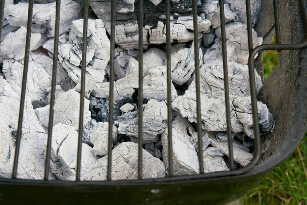   already white charcoal glowed through in a grill for optimal grilling pleasure                              - Foto, Imagen