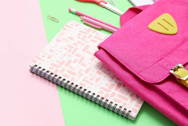 Mochila escolar, caderno e artigos de papelaria sobre fundo de cor, close-up - Foto, Imagem