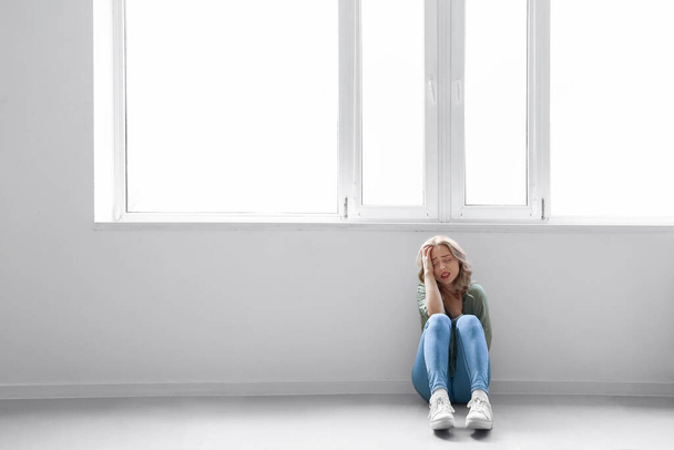 Young woman having panic attack indoors - Foto, Imagem