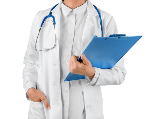 Kobieta lekarz z stetoskopem i schowkiem izolowane na białym tle - Zdjęcie, obraz