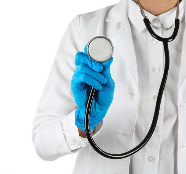 Vrouwelijke arts met stethoscoop en medische handschoenen geïsoleerd op witte achtergrond - Foto, afbeelding