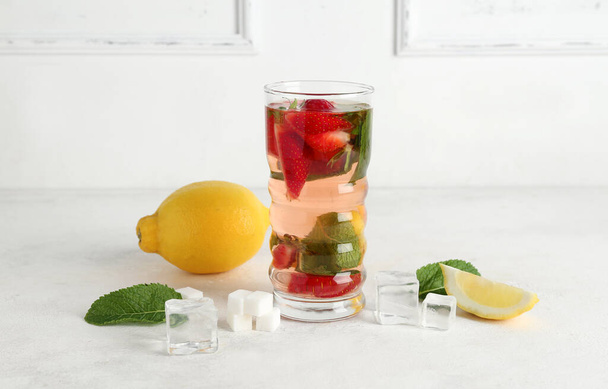 Copo de limonada fresca com morango e limão sobre fundo branco - Foto, Imagem
