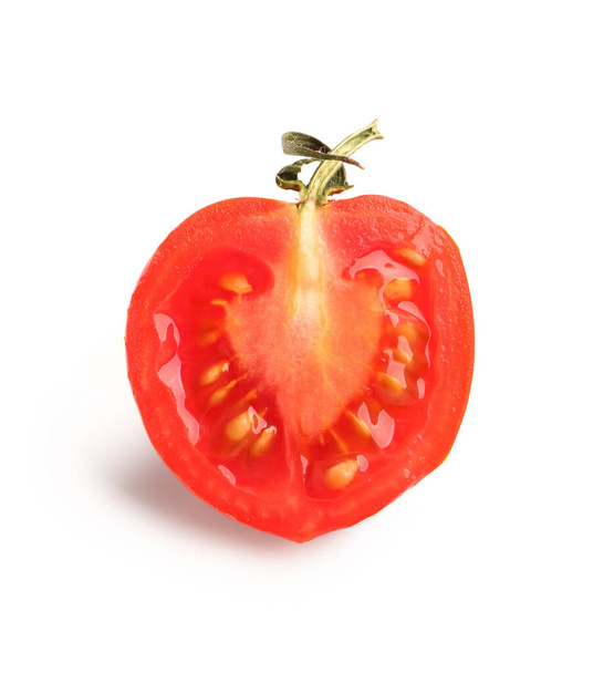 Mitad de tomate cherry fresco sobre fondo blanco
 - Foto, Imagen