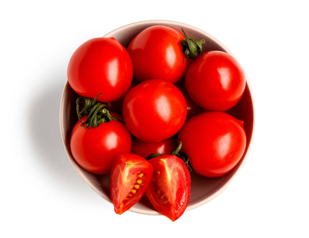 Cuenco con tomates cherry frescos sobre fondo blanco - Foto, Imagen