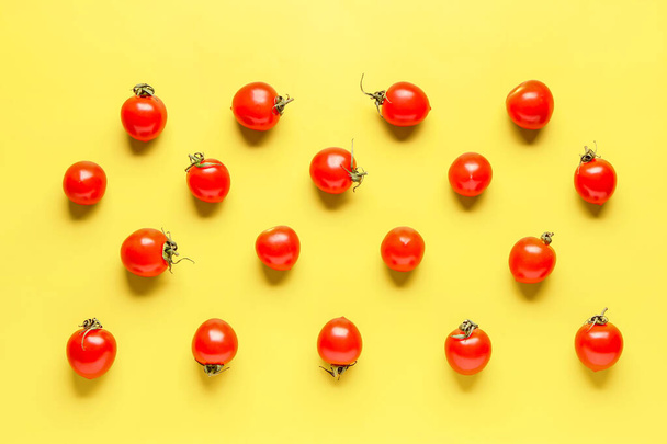 De nombreuses tomates cerises fraîches sur fond jaune - Photo, image