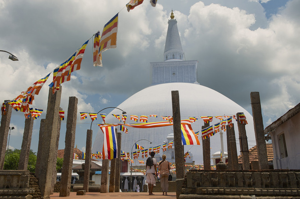 People enjoy the view to the Ruwanwelisaya stupa in Anuradhapura, Sri Lanka. - Foto, imagen