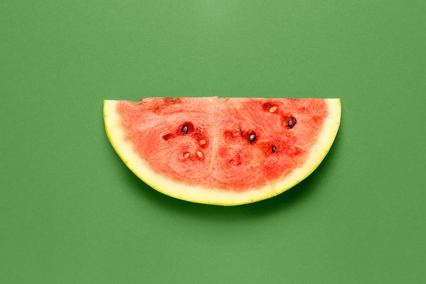 Stück frische Wassermelone auf grünem Hintergrund - Foto, Bild