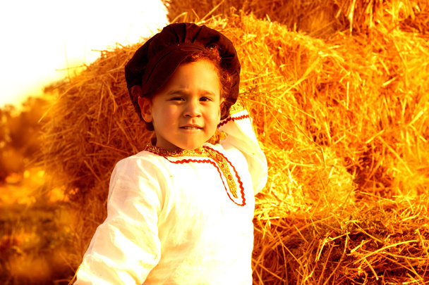 Niño jugando en un pajar
. - Foto, Imagen