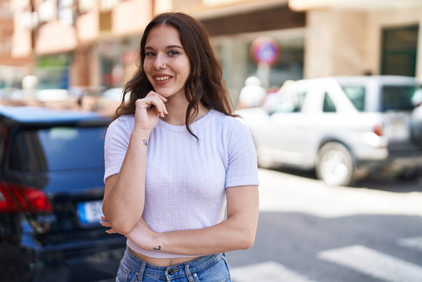 Young woman smiling confident standing with arms crossed gesture at street - Foto, Imagen