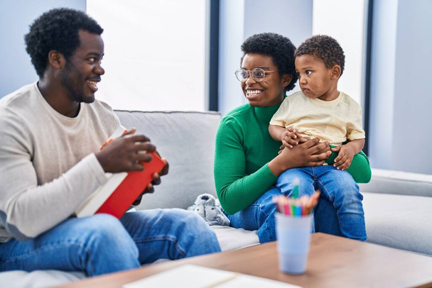 Afrikai amerikai család meglepetés ajándék otthon - Fotó, kép