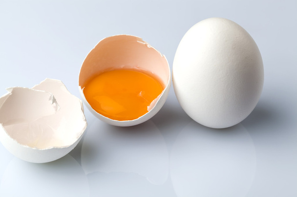 weiße Eier und ein halbes Ei - Foto, Bild