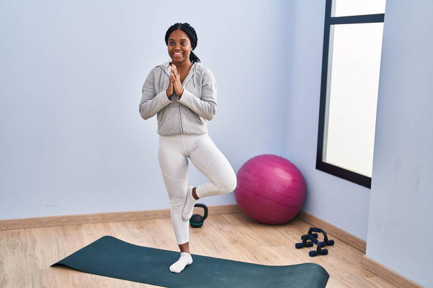 Africano mulher americana sorrindo ioga treinamento confiante no centro desportivo - Foto, Imagem