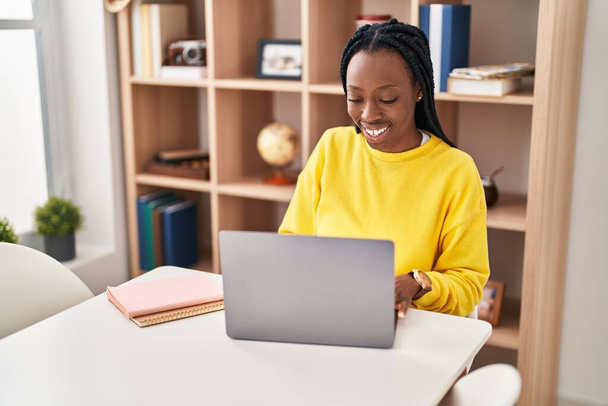 Afrikai amerikai nő használja laptop ül az asztalon otthon - Fotó, kép