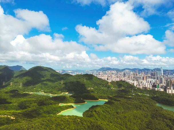 Harmonia krajobrazów miejskich i naturalnych w Hongkongu 8 lipca 2023 - Zdjęcie, obraz