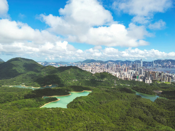 Гармония городских и природных ландшафтов Гонконга 8 июля 2023 года - Фото, изображение