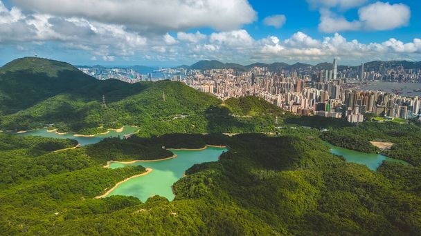 A városi és természeti tájak harmóniája Hongkongban 2023. július 8. - Fotó, kép